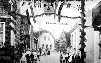 Abb. 9: Kirchstrae 1913. Das helle Haus in der Bildmitte ist die ehem. Gastwirtschaft Zur Post (Warners), rechts davon die Oberpfarre (Wcken)